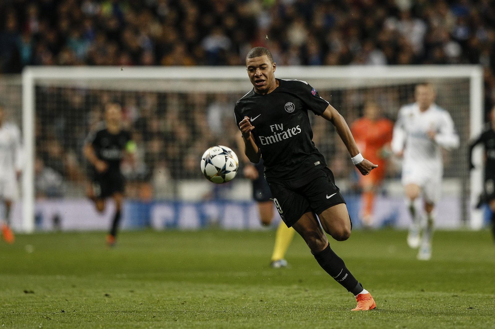 足球国足球员留洋传闻不断，多支球队有意引进（多队有意引进国足球员，留洋传闻持续升温）