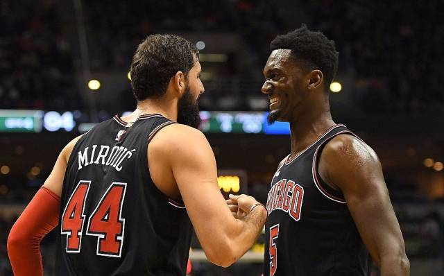 巴特萨吉感谢球迷支持，庆祝球队重要胜利（巴特萨吉向球迷致谢，欢庆球队关键胜利）