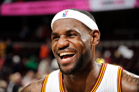 哈体院滑冰场现国家一级运动员亲授防摔技巧（哈体院滑冰场国家一级运动员现场亲授防摔技巧）