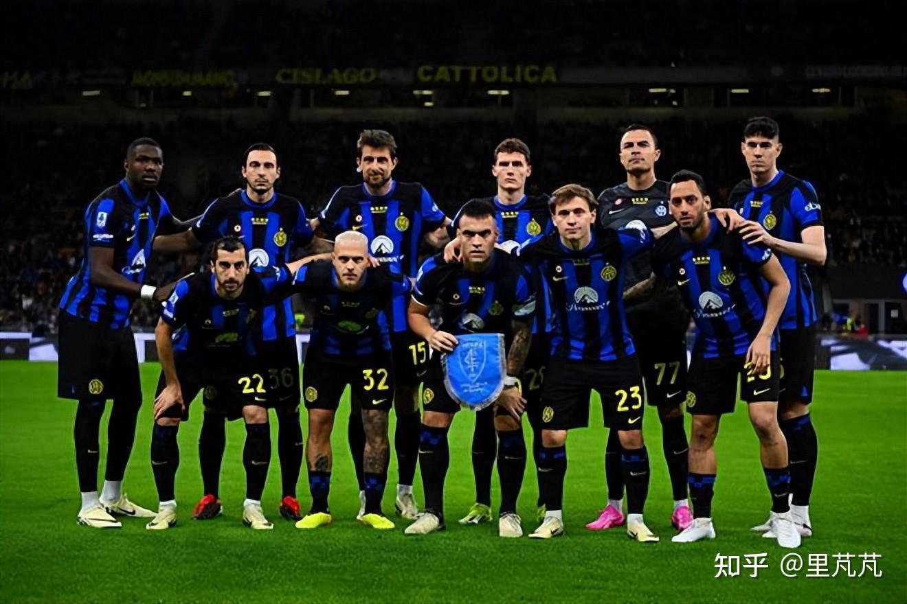 说了啥？卢克曼在被换下时与主教练尤里奇发生口角冲突（被换下不满？卢克曼与主帅尤里奇场边爆发口角）