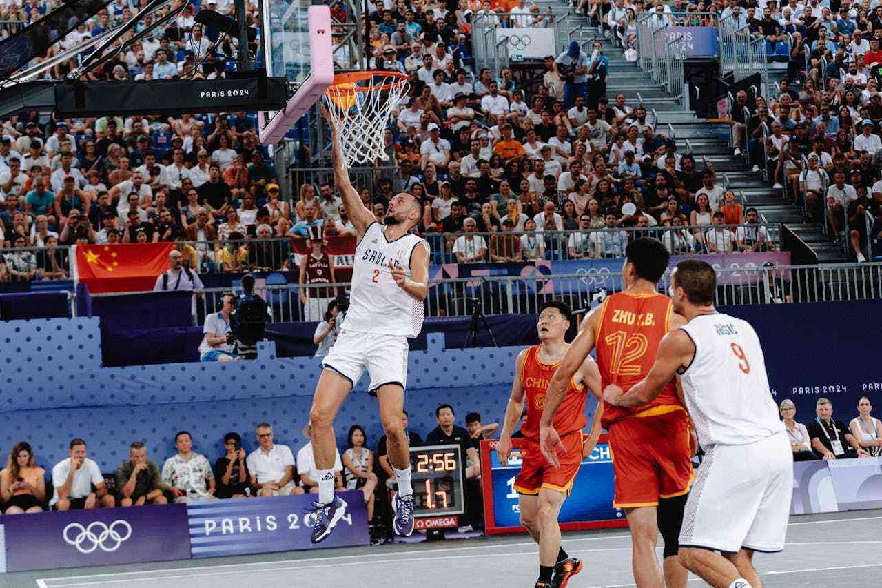 意媒：小法以后留在意甲可能性不大，大概率会前往巴萨或曼城（意媒：小法意甲前景不乐观，或转投巴萨或曼城）