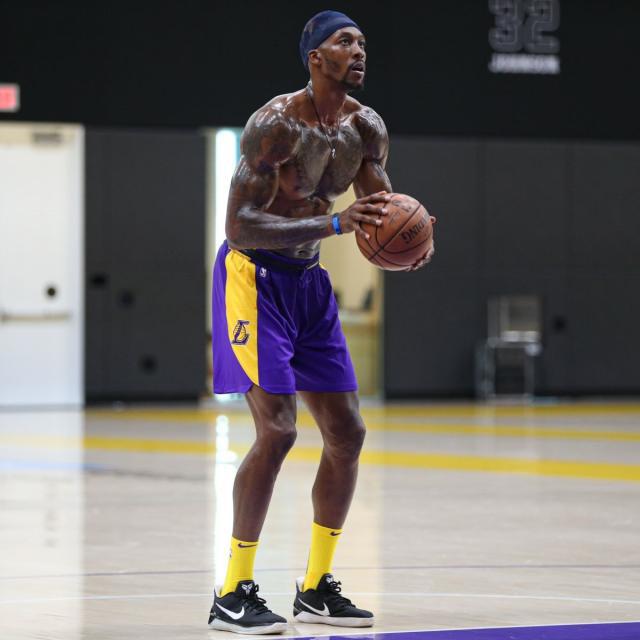 日职联半场：两队破门乏术，东京绿茵0-0福冈黄蜂（日职联半场战报：东京绿茵与福冈黄蜂互交白卷）