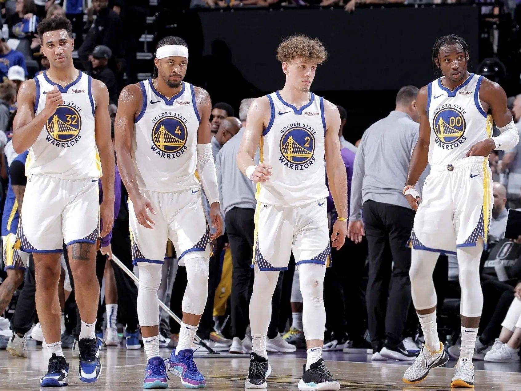 山东泰山今天下午在基地举行球迷开放日，一百多名球迷到场（山东泰山今日下午在基地举行球迷开放日，吸引百余名球迷到场）