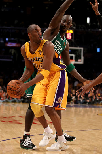 欧冠92年改制后戴帽数前10：梅西、C罗8次第1，姆巴佩5次第4（欧冠改制后（1992起）帽子戏法前十：梅西、C罗各8次并列第一，姆巴佩5次位列第4）