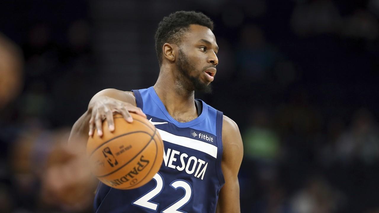 球星突破防线送出关键助攻（王牌强突撕裂防线送出关键助攻）