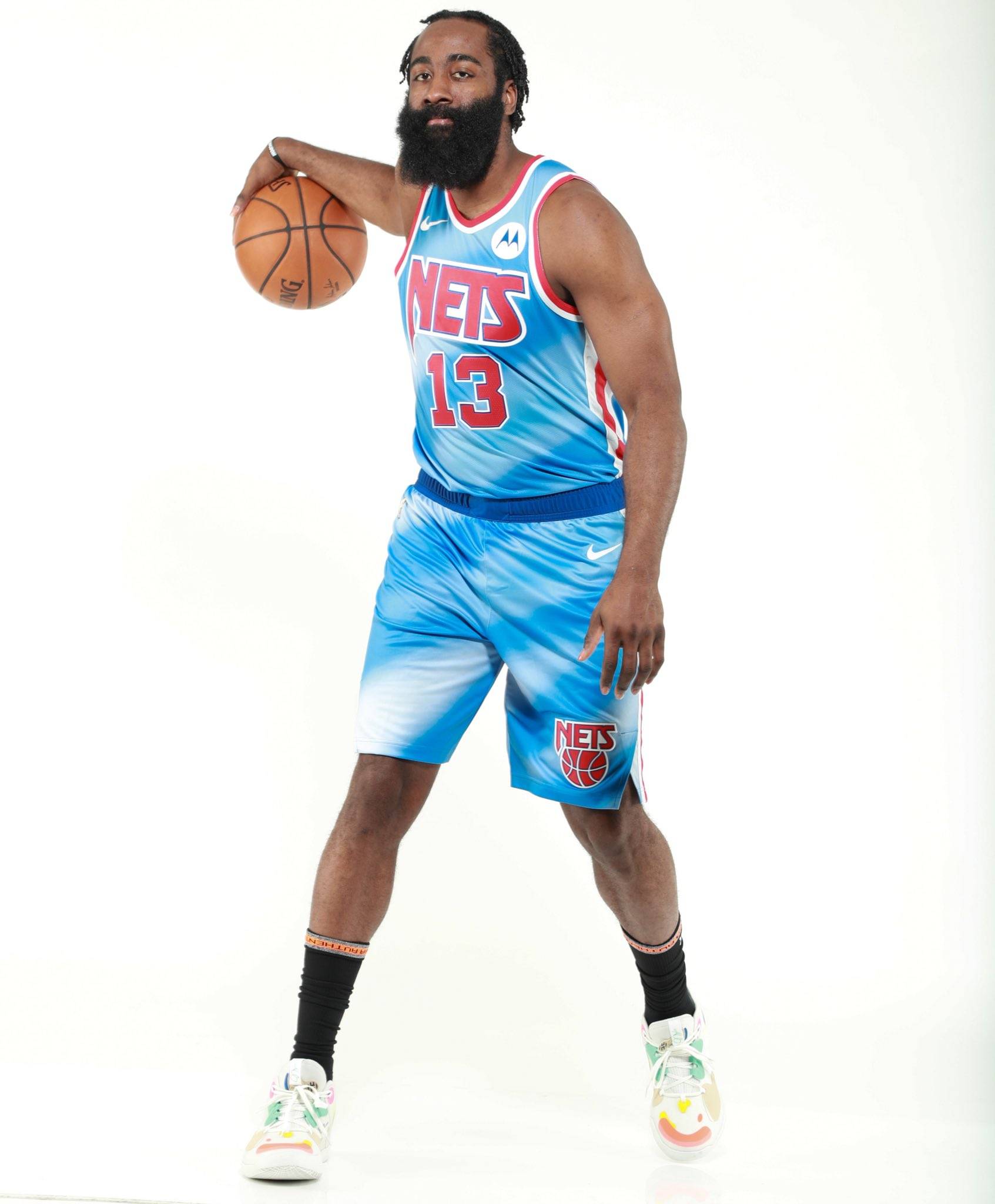 姆巴佩将带着一根手指骨折比赛，他的坚韧精神点燃球迷热情（姆巴佩手指骨折仍将出战，顽强斗志点燃球迷激情）