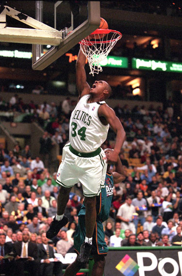 扛起老鹰进攻！亚历山大-沃克半场高效20分带队追分（亚历山大-沃克半场轰20分，领衔老鹰展开追分潮）